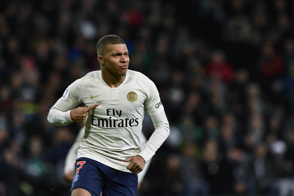 曾国卫被免去内地事务局局长职务